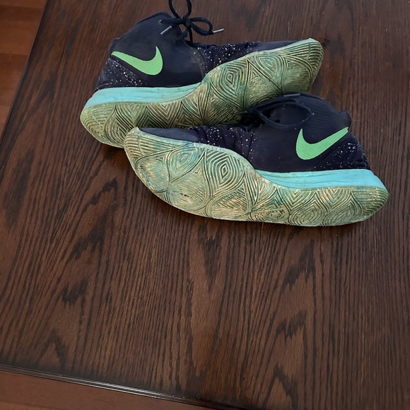 Kyrie Irving Nike basketball shoes with the ufo - Picture 4 of 4